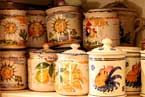 Comodi contenitori in ceramica che al contempo abbelliscono la cucina.